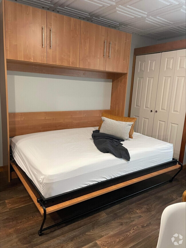 Building Photo - 200 W Portage Ave Unit 202 - Studio Rental