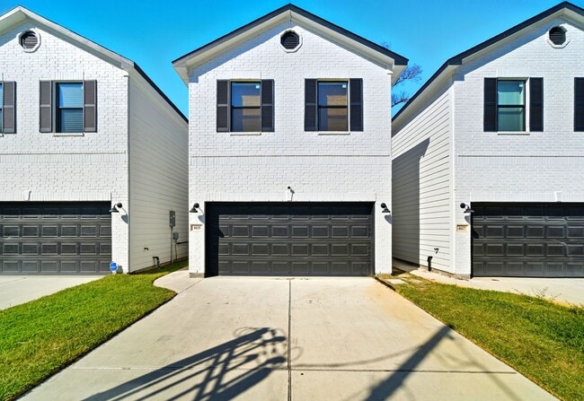 Photo - 4615 Ireland St