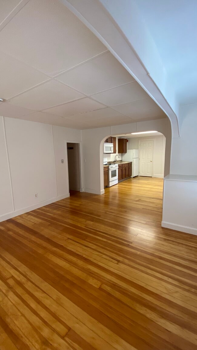 Armario a la izquierda - 444 Central Ave Unidad 1st, right