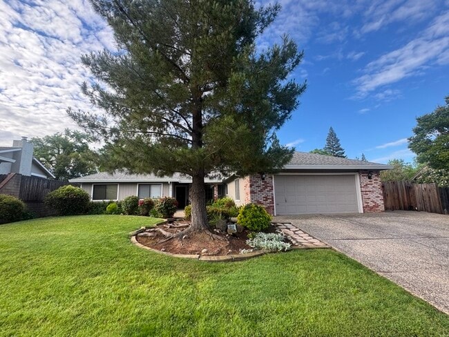 Building Photo - Stunning 3 bedroom 2.5 bathroom home in Folsom with large backyard