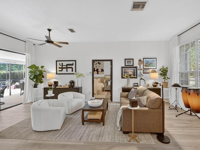 Photo - 357 Waterford Cir W