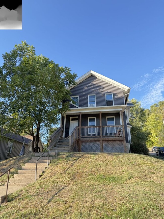 Building Photo - 1402 W 9th St Unit #1