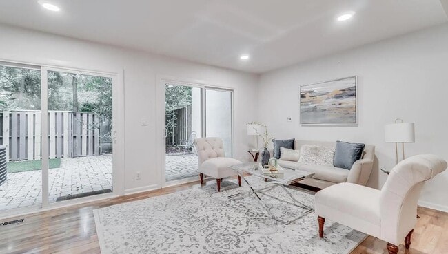 Photo - 1669 Valencia Way