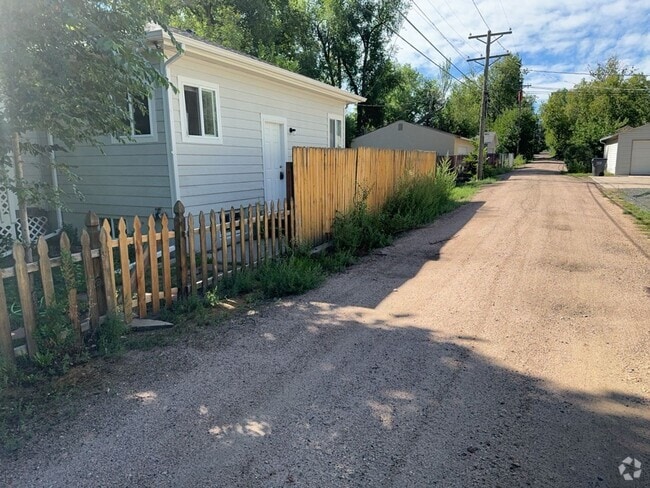 Building Photo - Updated 1 Bed 1 Bath Apartment