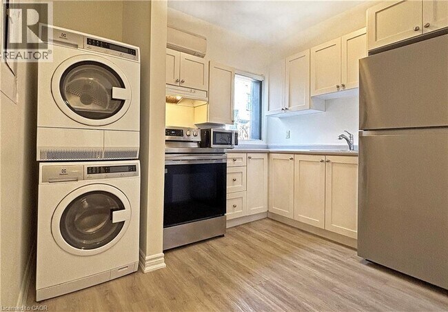 Photo - 76 Wentworth St S