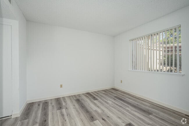 1BR, 1BA - 610SF - Bedroom