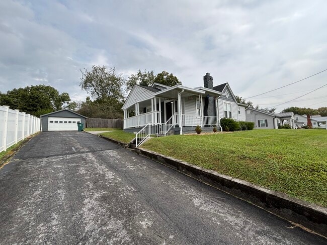 Mucho espacio para estacionar - 2459 Bradley St