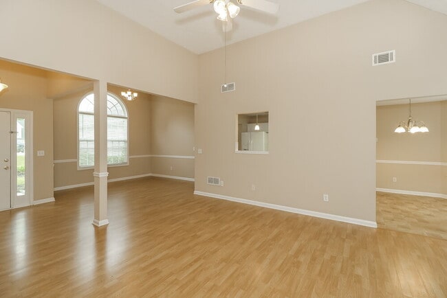 Photo - 465 Aristocrat Dr SW