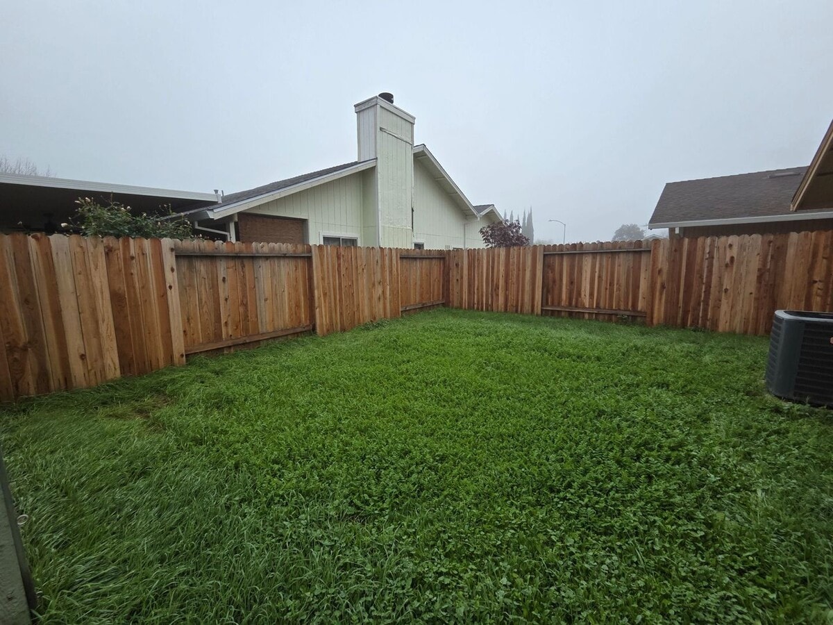 Photo - **JU824/RO736-Yang Mai Ly Unidad 7369 Robshell Court