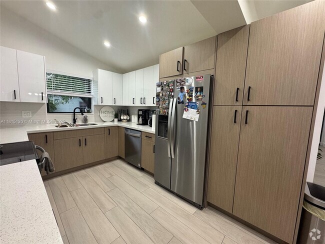 Building Photo - 1711 SW 16th St Rental