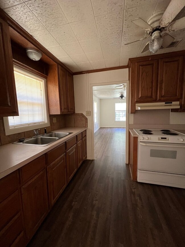 Photo - 561 E Crow St