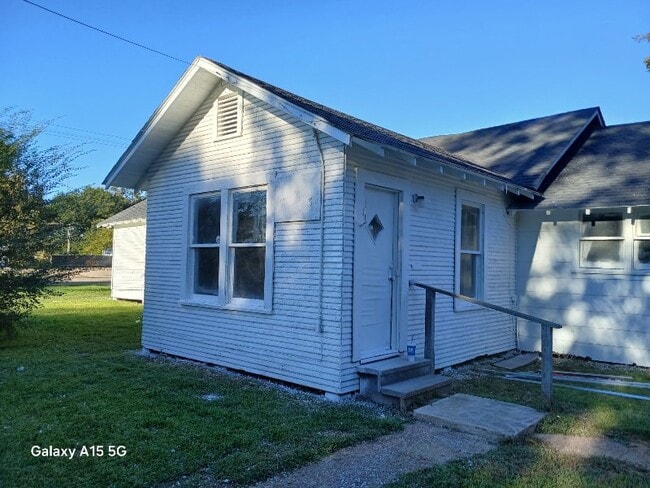 Building Photo - 2043 Rapides Ave