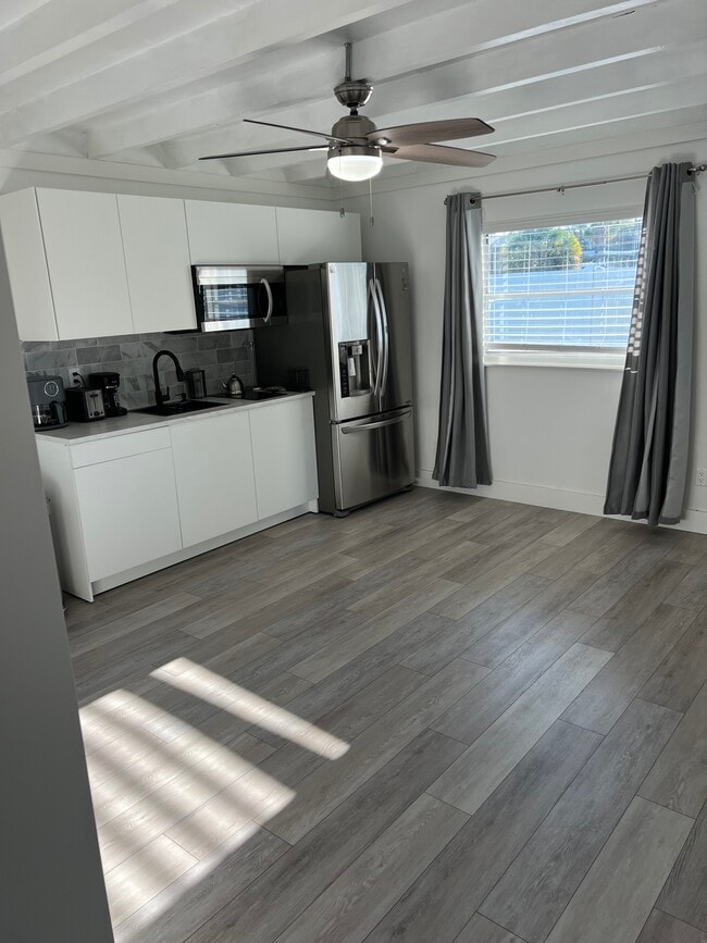Building Photo - 2300 NE 11th Ave Unit Studio Rental
