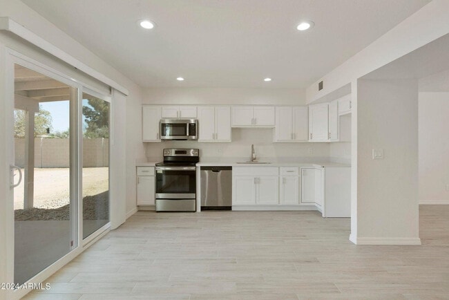 Building Photo - 3316 E Helena Dr