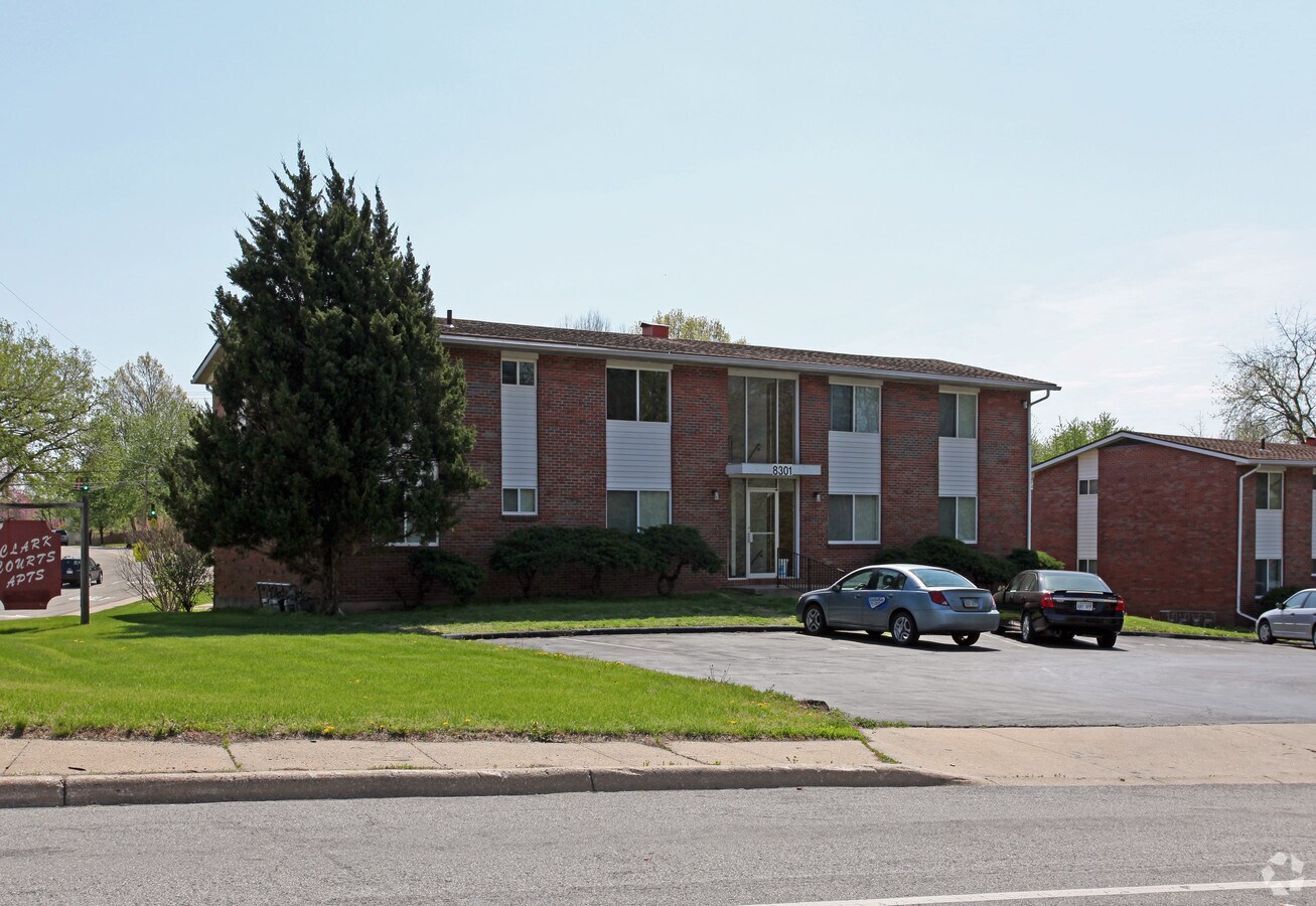 Clark Courts Apartments - Royal Court Apartments