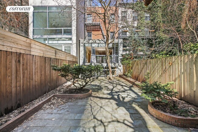 Photo - 448 W 25th St