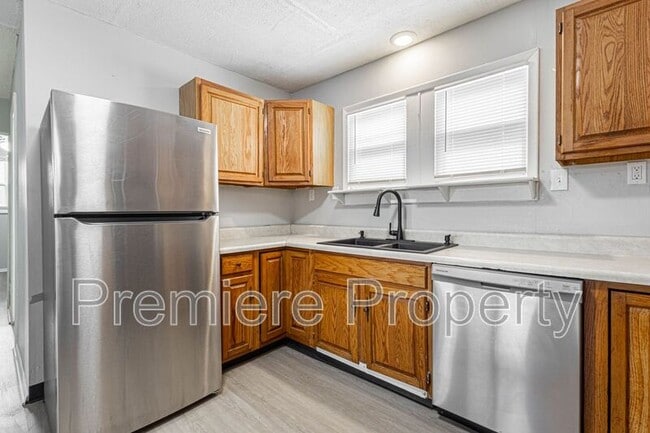 Photo - 11825 Roberts St