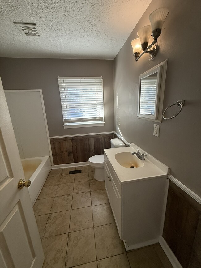 Photo - 2223 Carbine St