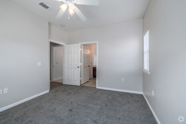 2BR, 2BA - 869SF - Primary Bedroom