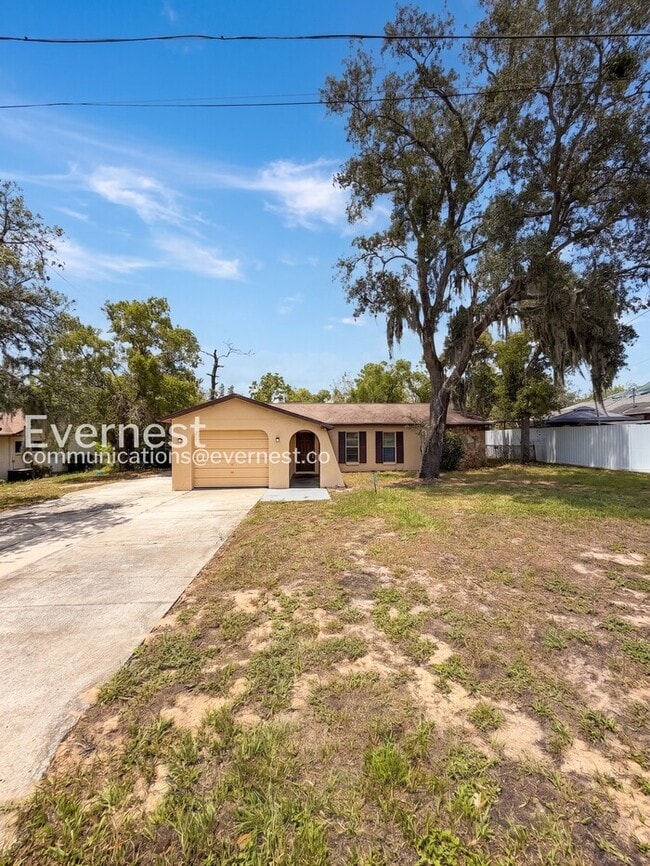 Building Photo - 3 Bed, 2 Bath Home with Spacious Yard and Attached Garage for Rent / Available Soon!