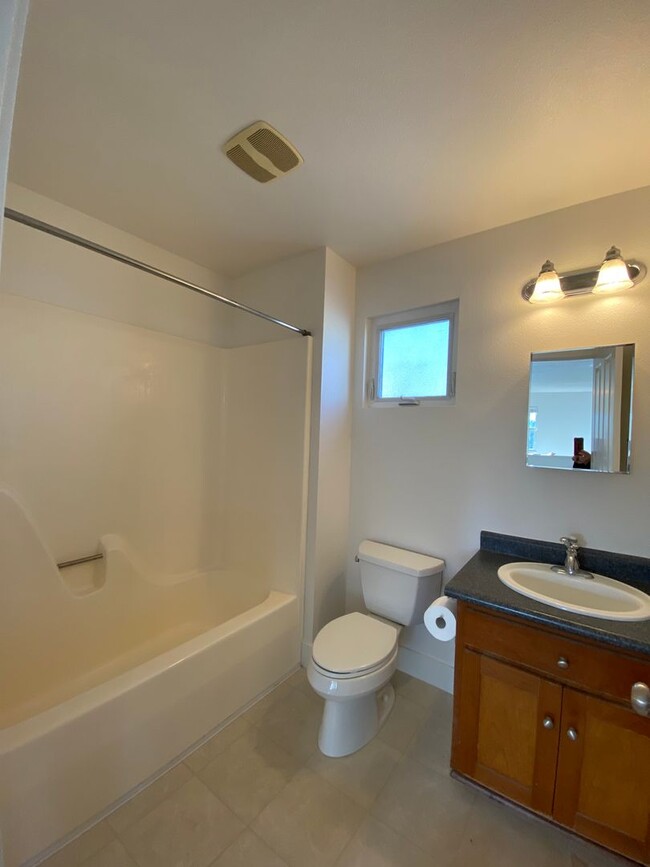 Building Photo - 2610 E 20th St Unit #B