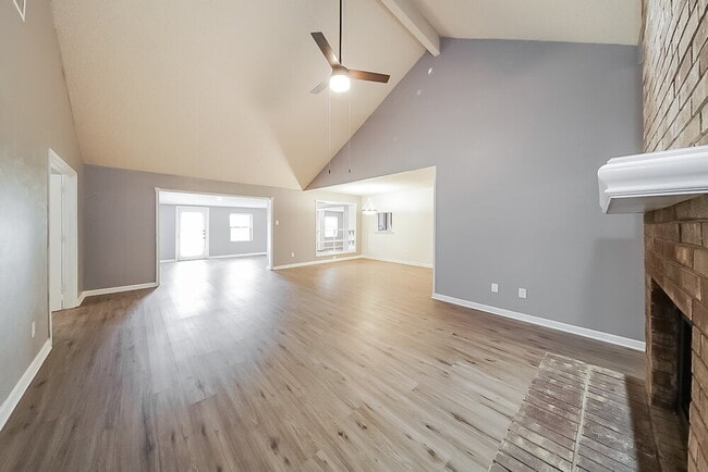 Photo - 940 Holly Ln