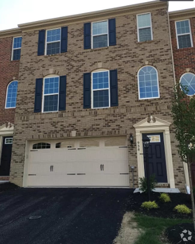 Building Photo - Gorgeous 3 BD/ 2.5 BA Townhouse Available ...
