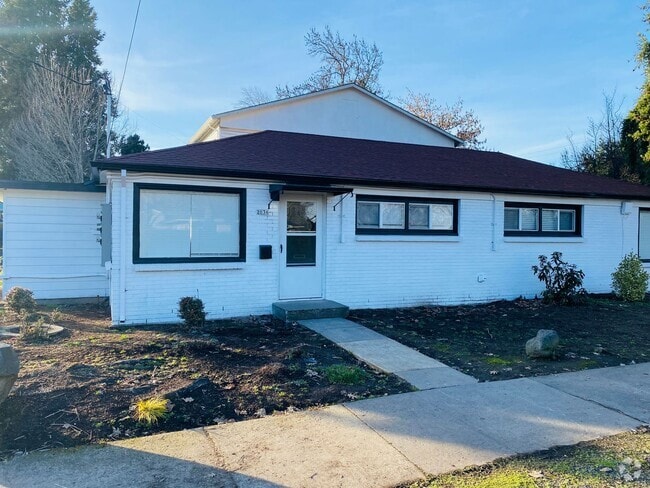 Building Photo - Super Cute Single Level Duplex Unit 2036 Rental