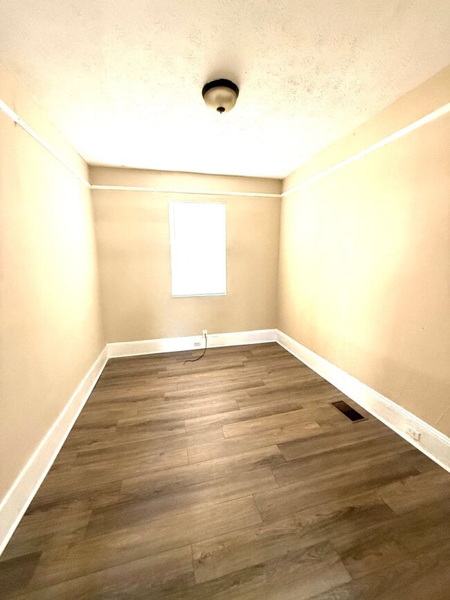 Photo - ** 2 Bed 2 bath located close to downtown ** Call 334-366-9198 to schedule a self tour