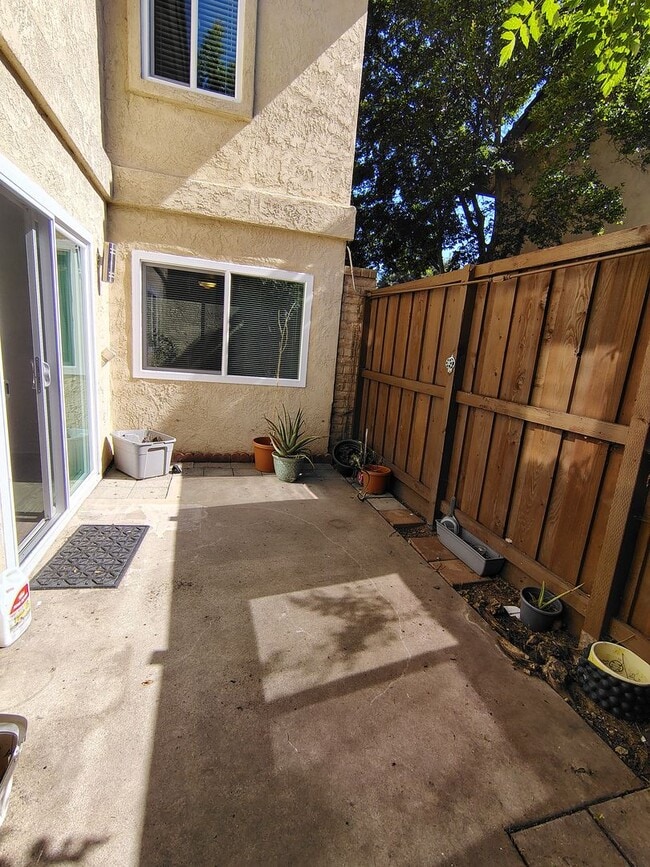 Photo - 939 Claremont Ct