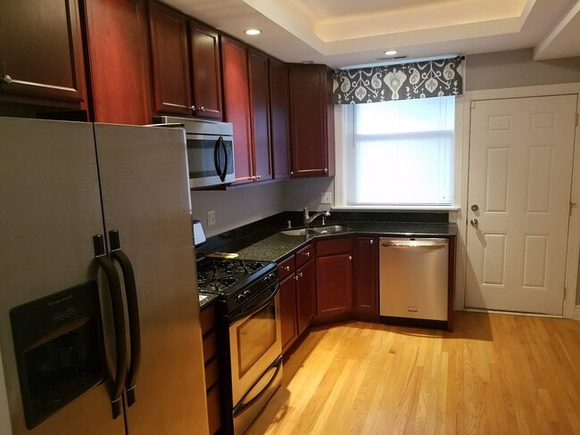Kitchen - 7021 N Greenview Ave Unit 2N