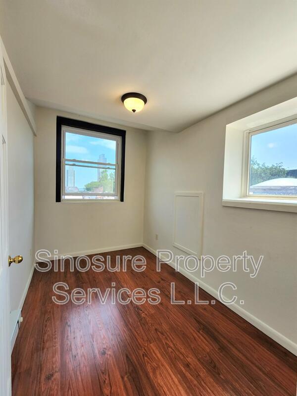 Photo - 250 Lark St