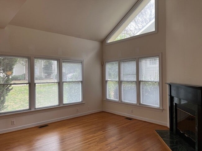 Photo - 202 Columbia Pl W