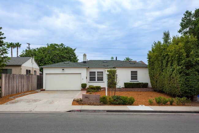 Charming Vintage Home in College East - Charming Vintage Home in College East