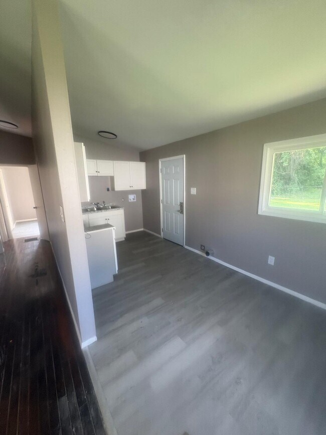 Photo - 708 George Rd