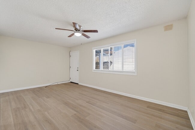 Photo - 2046 Rutherford St