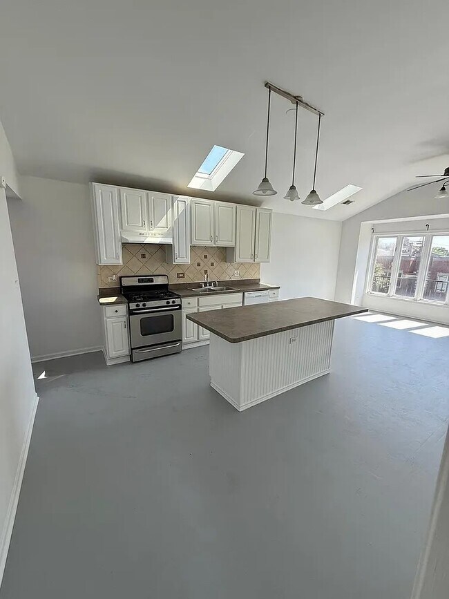 Photo - 2448 W Grenshaw St Unidad 2448 W Grenshaw St #3