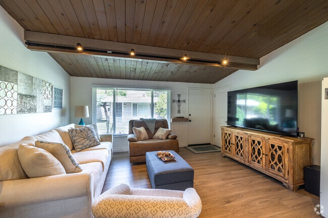 2 habitaciones, 1 baño - 700 pies cuadrados - Sala de estar - 2323 San Juan Ave