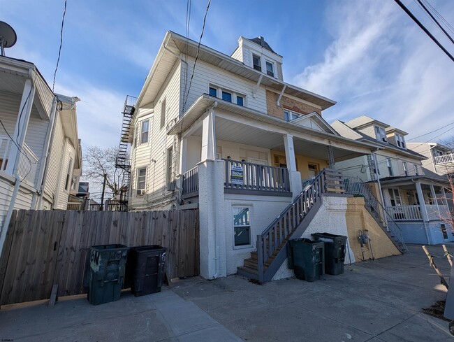 Building Photo - 16 N Iowa Ave Unit 6