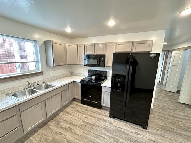 Photo - 3189 Queen Anns St