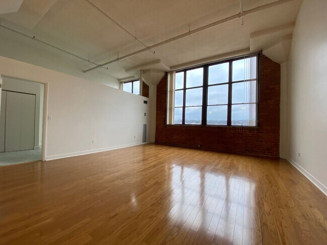 Photo - EastSide / Shadyside! Hardwood/Brick/Lots of Windows! Incredibly Spacious! Call Today!