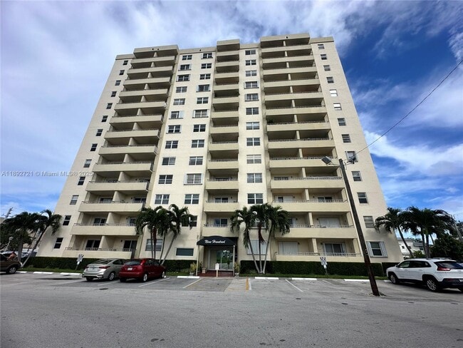 Photo - 900 NE 18th Ave Unidad 304
