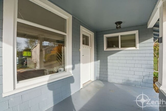 Photo - 1321 NW Drake Way