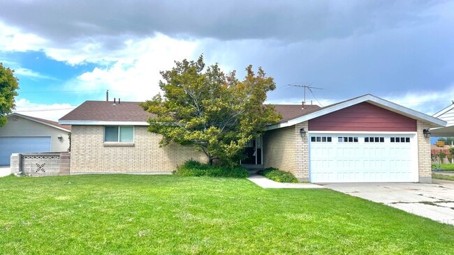 Photo - 5 Bedroom/2.5 Bathroom Home in West Valley...