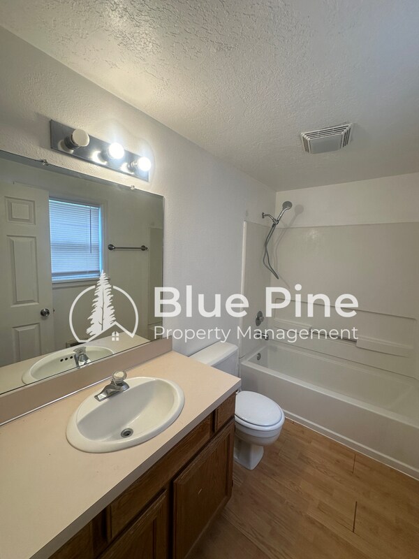 Photo - 439 E Wyeth St