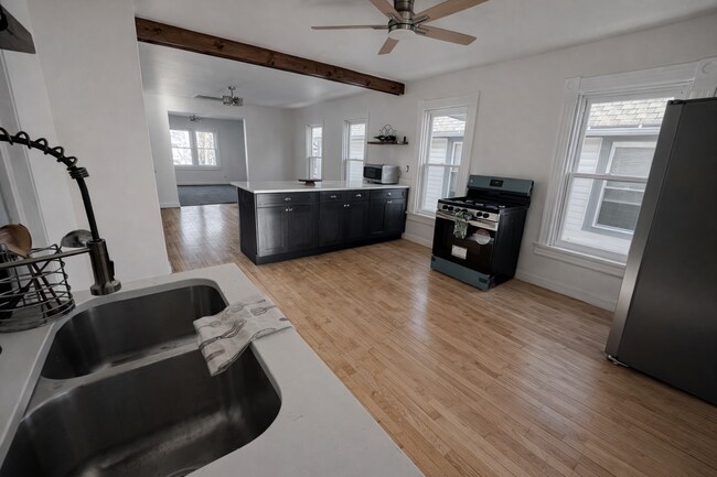 Photo - 439-441 E Dover St Unidad 439 upper