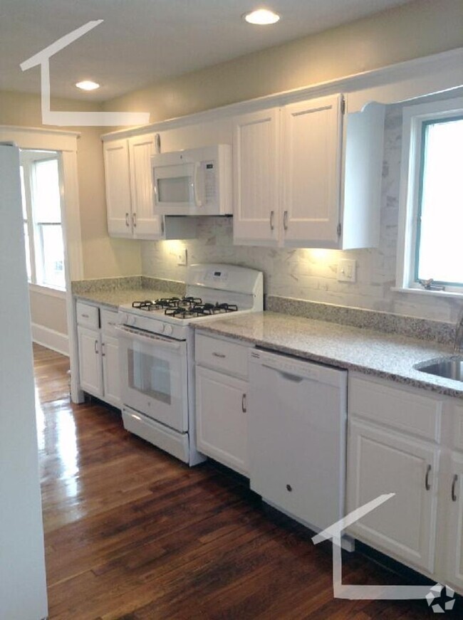 Building Photo - Large 3 bed duplex near Tuft's University ... Rental