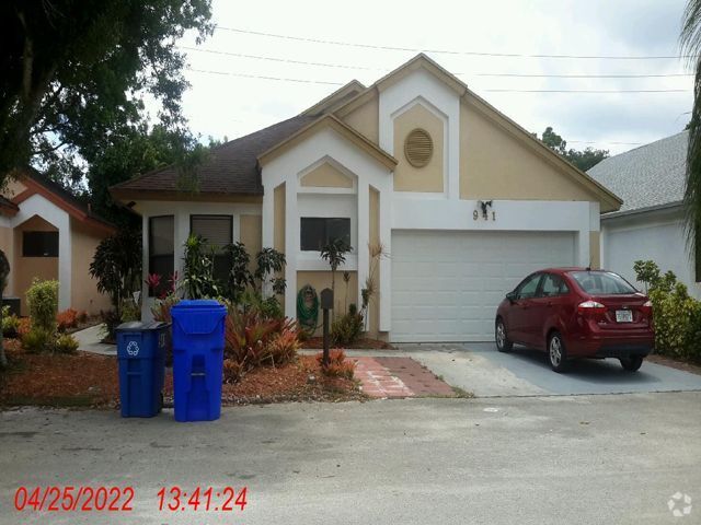 Building Photo - 941 W Maple St Rental
