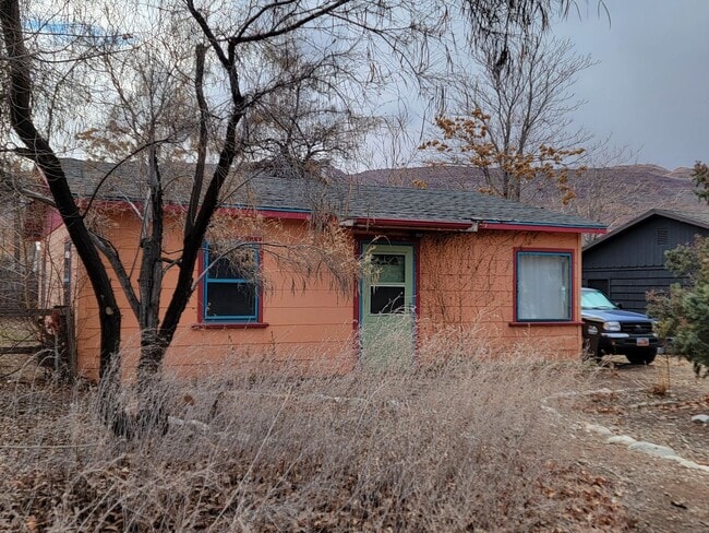 Building Photo - IN-TOWN HOME FOR RENT