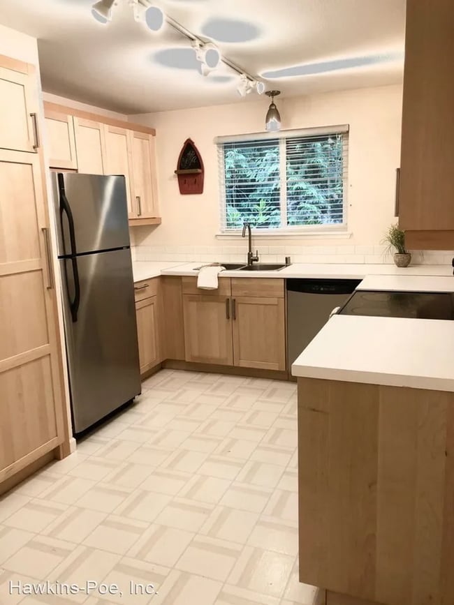 Photo - 3 bed 2 bath Duplex Great Yard!